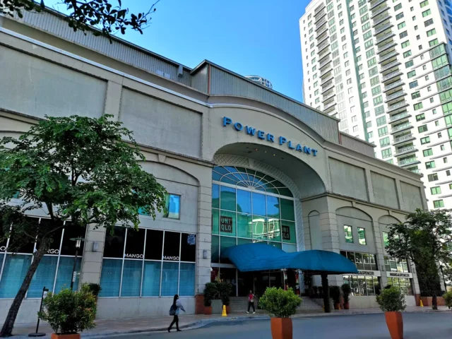 Pet-Friendly Mall in Rockwell Center, Makati City: Power Plant Mall